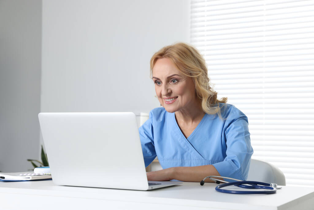 Médico com laptop de consultoria paciente na clínica. Conceito de medicina online - Foto, Imagem