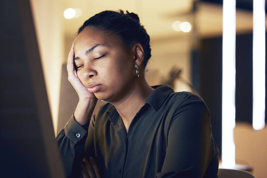 Bilgisayar, gece uykusu ve fazla mesai, hesap çizelgesi ya da iş veri analizinden sonra yorgun siyah kadın. Ofis yorgunluğu, rüya ve idari muhasebeci uyuyor, yorgun ve çok çalışıyor.. - Fotoğraf, Görsel