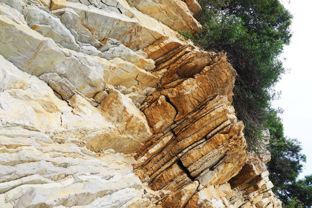 Flysch is een reeks mariene sedimentaire gesteenten die voornamelijk clastisch van oorsprong zijn en gekenmerkt worden door de afwisseling van verschillende lithologische lagen. Balkan Montenegro Herceg Novi Meljine - Foto, afbeelding