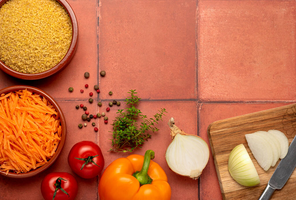 Photographie d'aliments crus Ingrédients, bulgur, oignon, paprika, carotte, tomate, thym - Photo, image