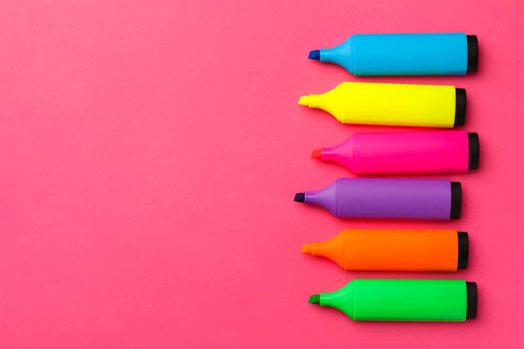 Bright color markers on pink background, flat lay. Space for text - Foto, immagini