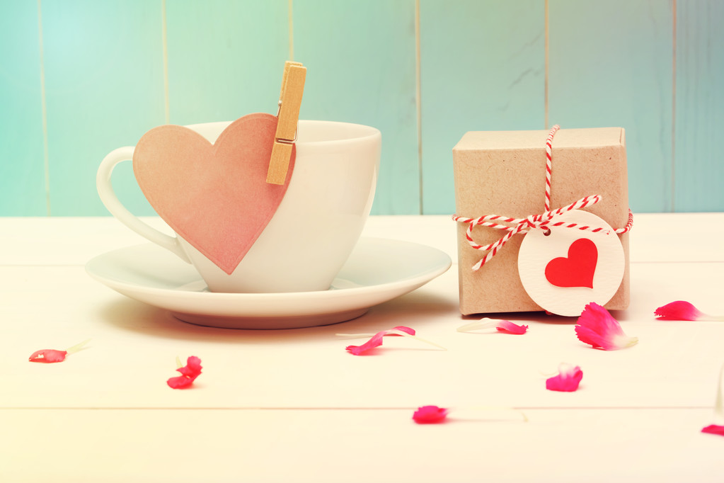 Tazza di caffè con etichetta del cuore e una piccola confezione regalo
 - Foto, immagini