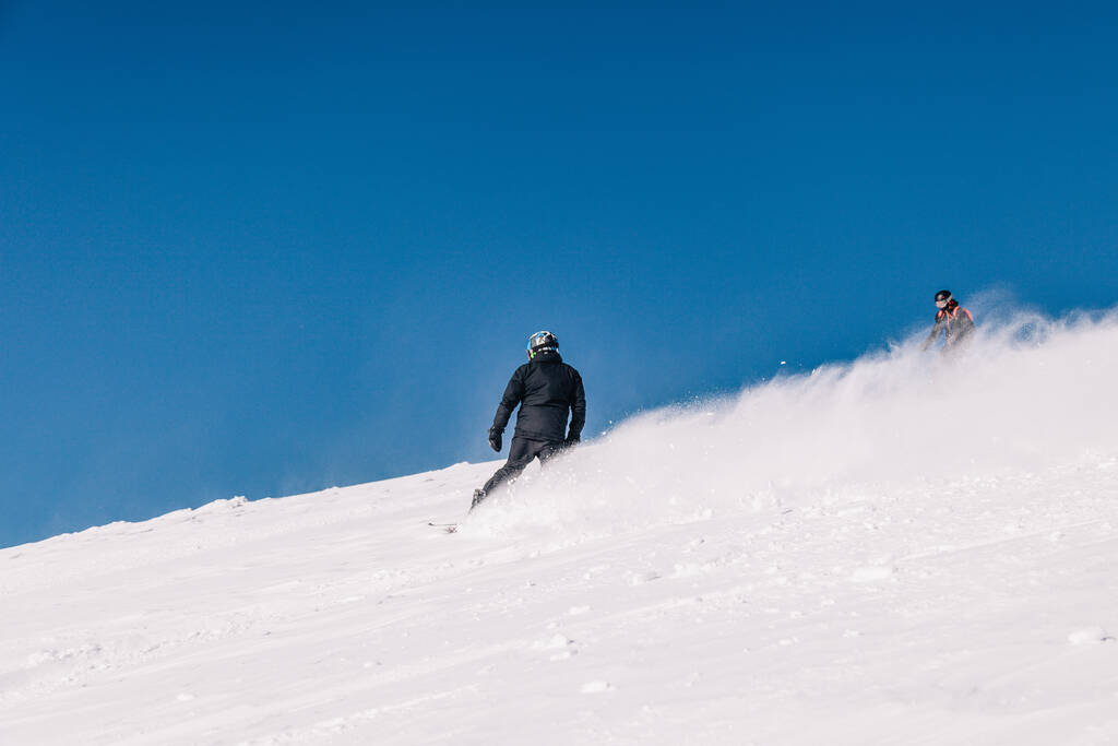 Karpaty, Ucraina, 8 febbraio 2023. Sciatori e snowboarder freeride con tempo soleggiato sulle pendici delle montagne vicino alla località di Dragobrat. Foto di alta qualità - Foto, immagini