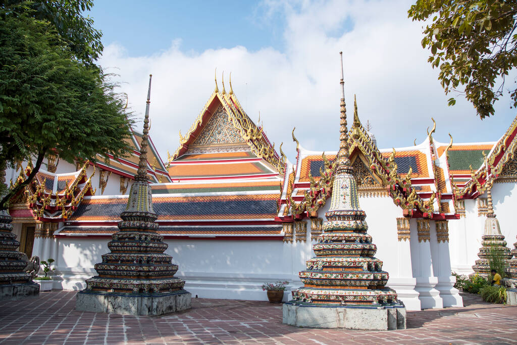 Wat Pho, Bangkok 'taki güzel Chedi. Bangkok 'un en eski ve en büyük tapınaklarından birisidir. - Fotoğraf, Görsel