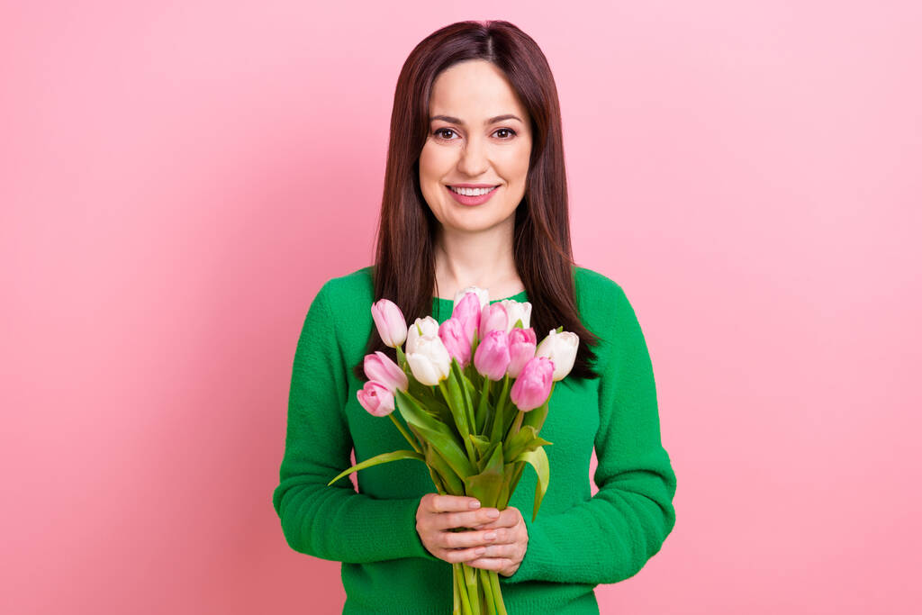 Φωτογραφία από αρκετά γοητευτική γυναίκα φορούν πράσινο χαμογελαστό εκμετάλλευση τουλίπες μπουκέτο απομονωμένο ροζ φόντο χρώμα. - Φωτογραφία, εικόνα