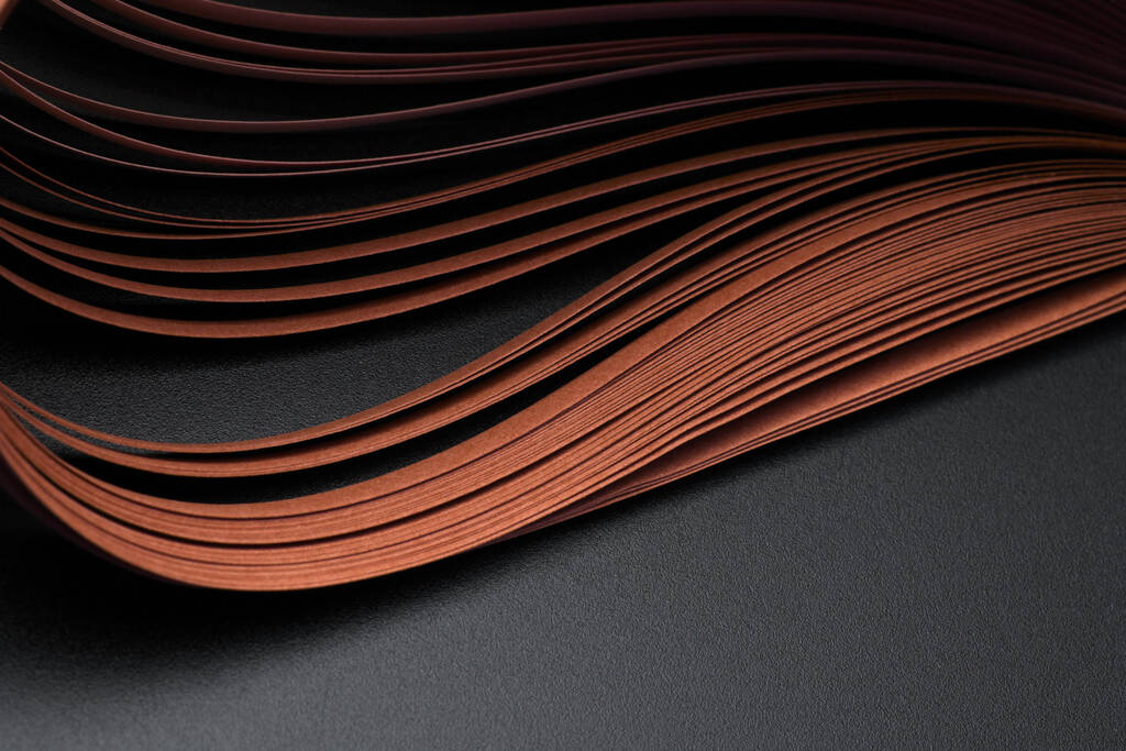 Carta onda colore bronzo marrone su texture grana astratta sfondo nero. - Foto, immagini