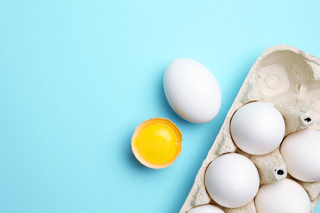fresh farm eggs on a colored background. High quality photo - Photo, Image