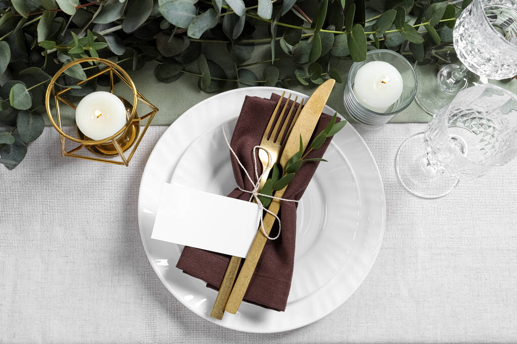 Роскошная сервировка стола с красивым декором и бланк-картой, плоская раскладка. Торжественный ужин - Фото, изображение