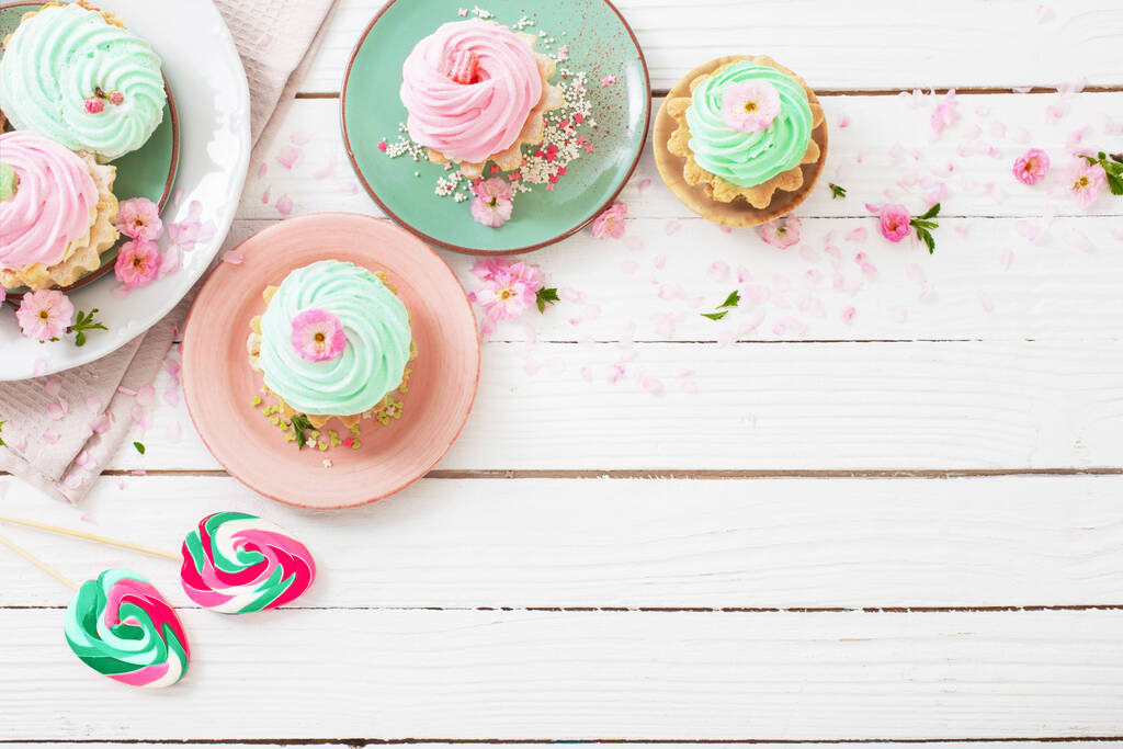 Pasen achtergrond met cupcakes, lolly 's en lente bloemen - Foto, afbeelding