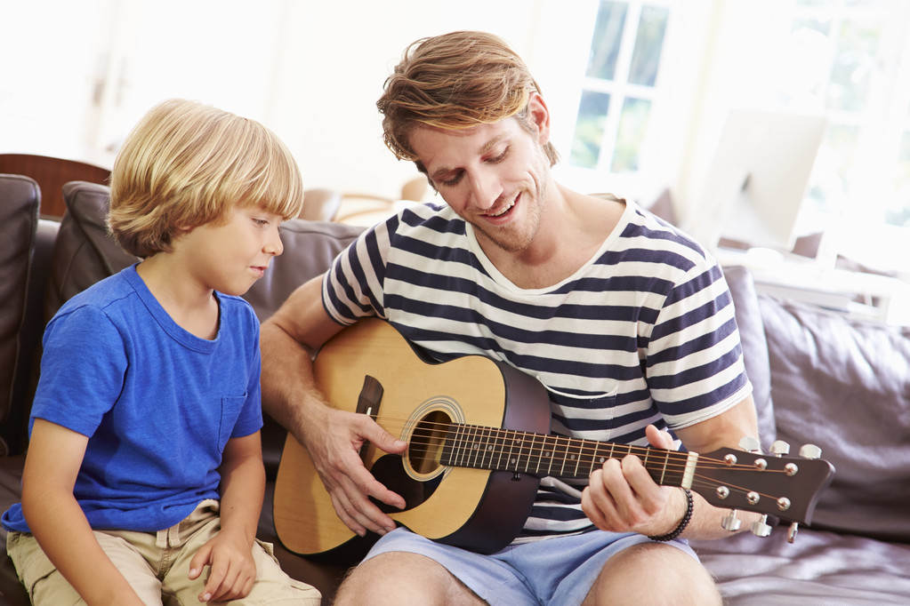 Vater und Sohn spielen Gitarre - Foto, Bild