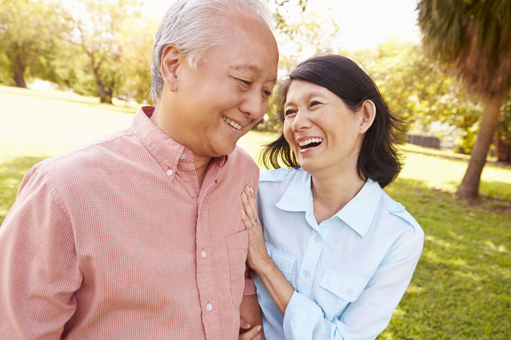 senioren aziatisch paar in park - Foto, afbeelding