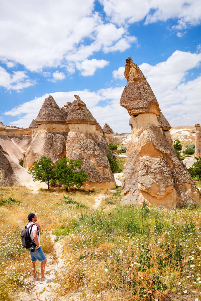 Joven explorando Pasabag Monks Valley en Capadocia Turquía con formaciones rocosas únicas y chimeneas de hadas - Foto, imagen