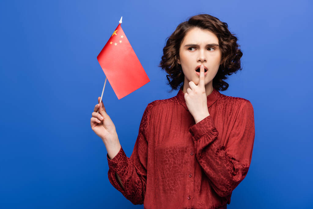sokkos diák nyitott szájú gazdaság zászló Kína elszigetelt kék  - Fotó, kép