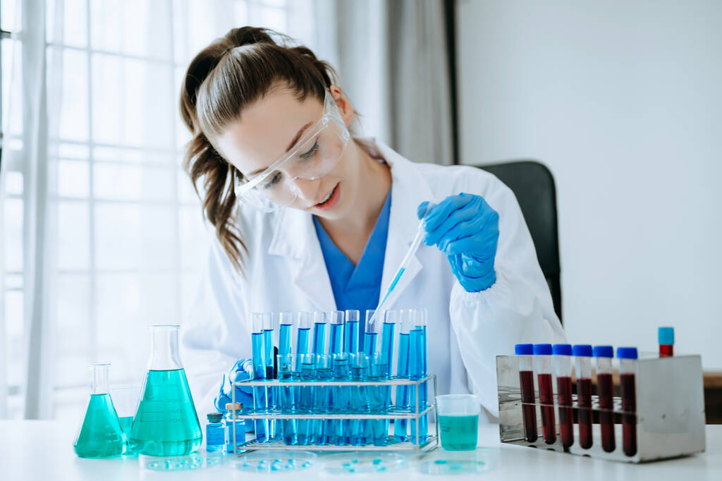 Kobieta naukowiec prowadzący eksperyment w laboratorium chemicznym - Zdjęcie, obraz