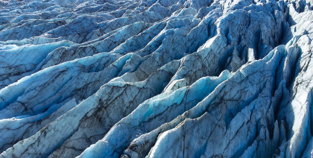 Valtava jäätikkö puhtaalla sinisellä jäällä aurinkoisella säällä. Vatnajokull-jäätikkö peitti Islannin lumen. Kaunis luonto abstrakti tausta. Ice rakenne maisema antenni näkymä. Laadukas kuva - Valokuva, kuva