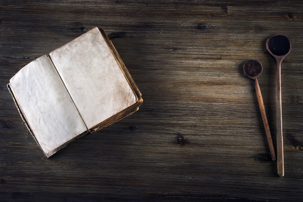 Старая открытая книга без текста старая деревянная ложка на деревянном столе
 - Фото, изображение