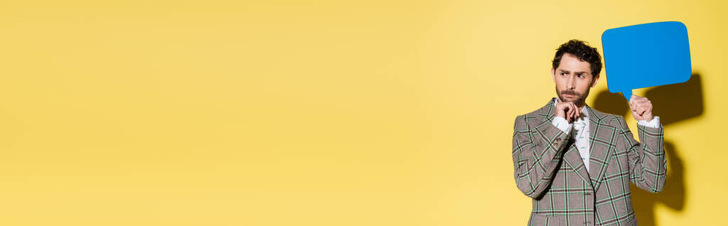Pensive a módní model drží prázdnou hlasovou bublinu na žlutém pozadí, banner  - Fotografie, Obrázek