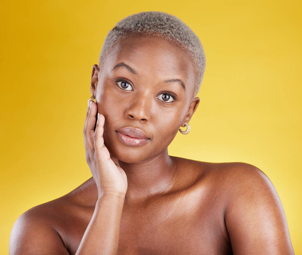 Portret twarzy, pielęgnacja skóry i piękno czarnej kobiety w studio odizolowane na żółtym tle. Naturalne kosmetyki do makijażu i pewność siebie afrykańskiego modelu żeńskiego z zabiegiem na twarz dla zdrowej skóry - Zdjęcie, obraz