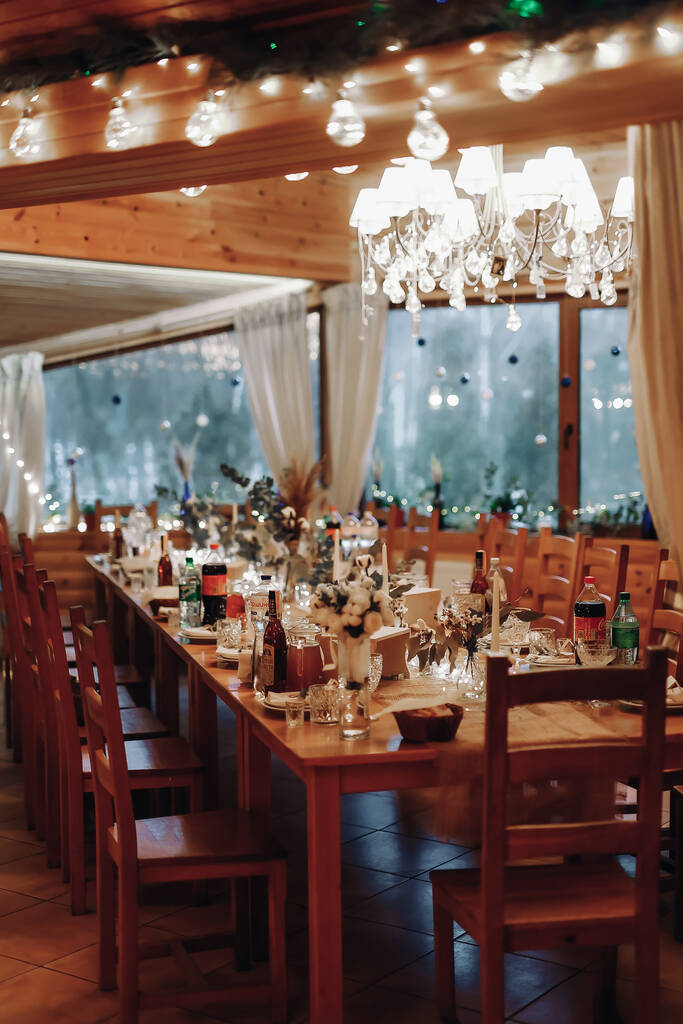 Τραπέζι συμποσίων στο εστιατόριο, η προετοιμασία πριν από το συμπόσιο. Το έργο των επαγγελματιών ανθοπωλείων σε σμαραγδένιο χρώμα. Γάμος, γενέθλια, πάρτι, εκδήλωση. Υψηλής ποιότητας φωτογραφία - Φωτογραφία, εικόνα