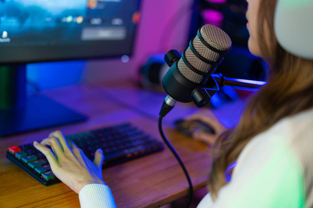 Gamer a E-Sport on-line asijské ženy hrát online počítačové videohry s efektem osvětlení, vysílání streaming živě doma. Gamer a E-Sport on-line herní technologie Championship turnaj. - Fotografie, Obrázek