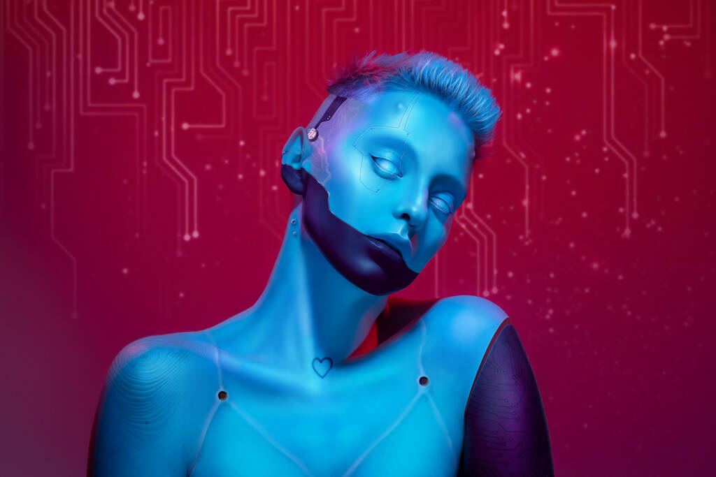 Chica joven en imagen de robot cyborg futurista con hombros desnudos contra fondo de estudio digital rosa en luz de neón. Estilo cyberpunk. Concepto de futurismo, surrealismo, mundo digital, robot, arte - Foto, imagen