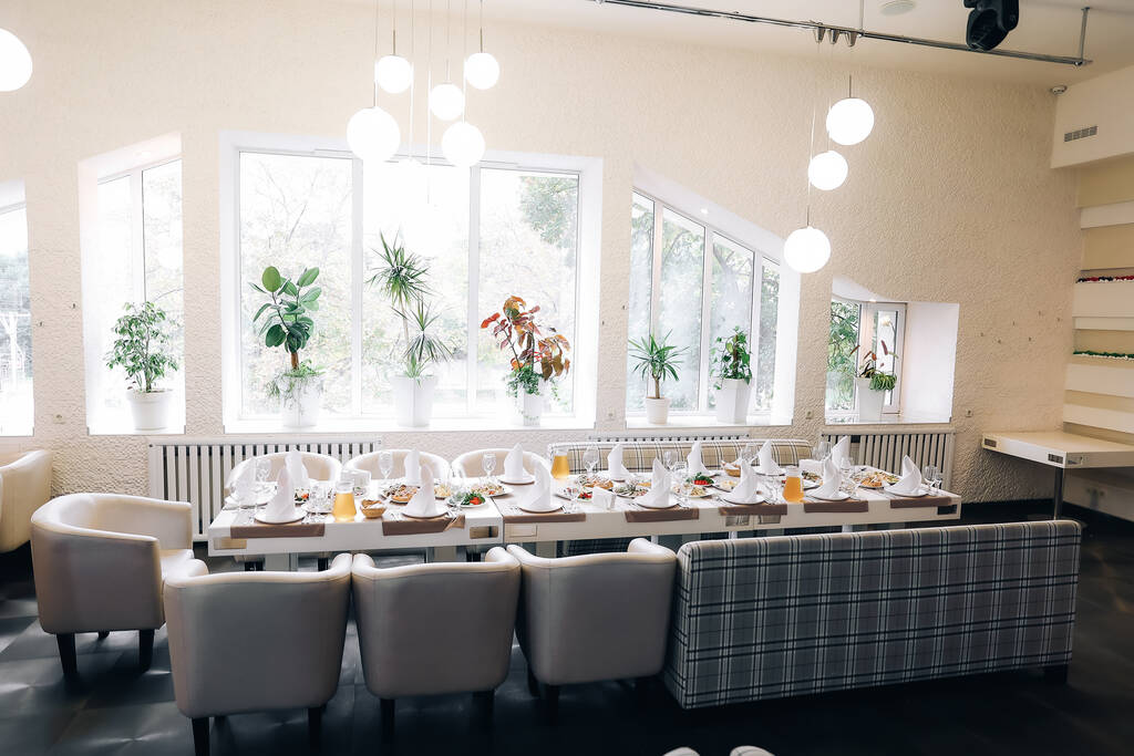 close-up foto van een bruiloft banketzaal: geregeld witte ronde tafels met. Hoge kwaliteit foto - Foto, afbeelding