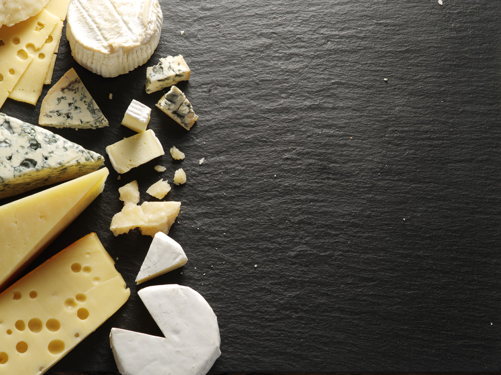 Diferentes tipos de queijos na placa preta
. - Foto, Imagem