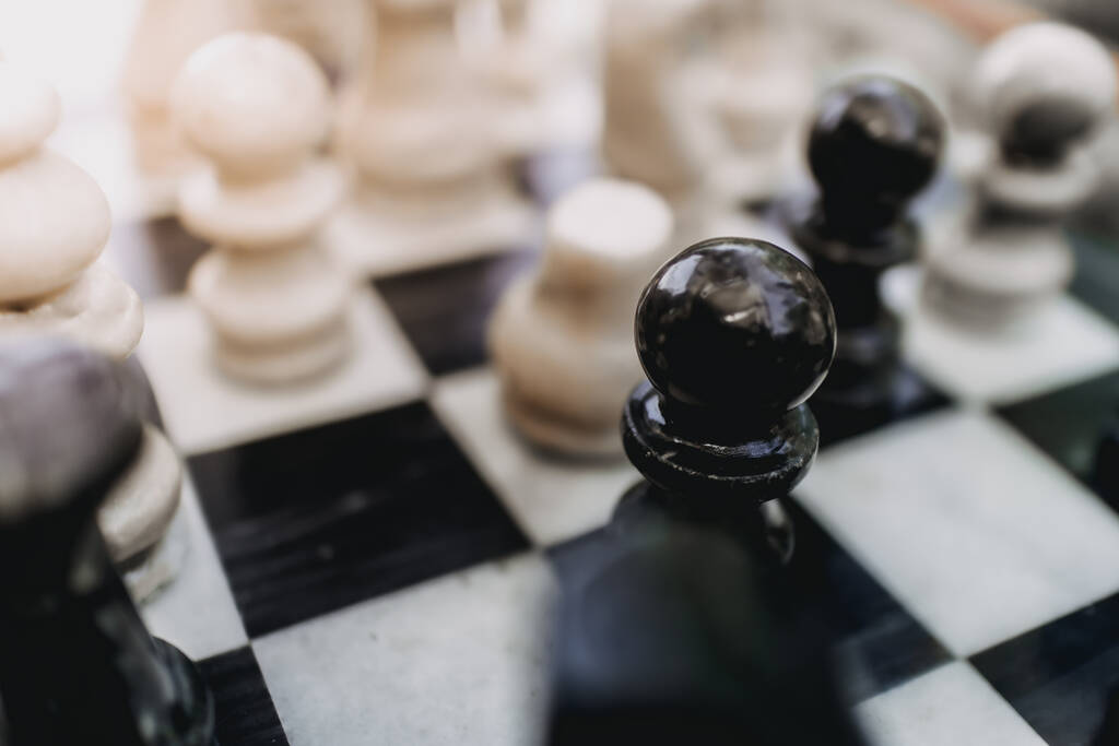 Закрытие шахматной игры, стратегии и принятия решений. - Фото, изображение