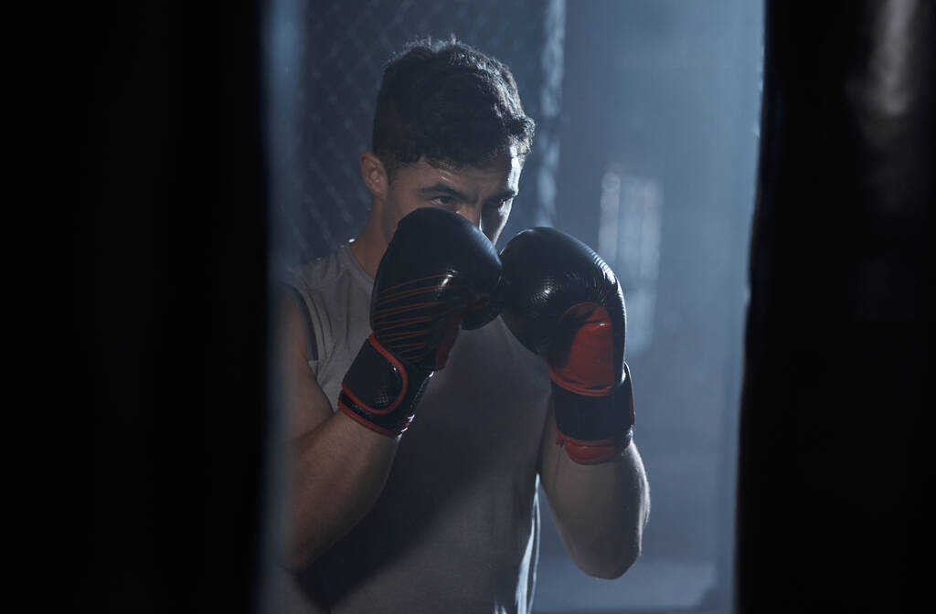 Silný je postoj. mladý muž cvičí svou boxerskou rutinu v tělocvičně - Fotografie, Obrázek
