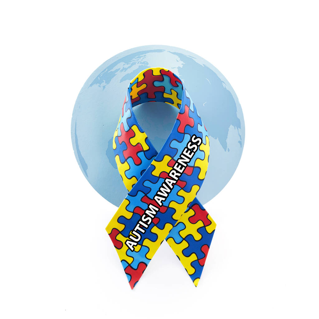 Welt-Autismus-Bewusstsein und Stolz Tag oder Monat mit Puzzle-Muster Band auf weißem Hintergrund. - Foto, Bild
