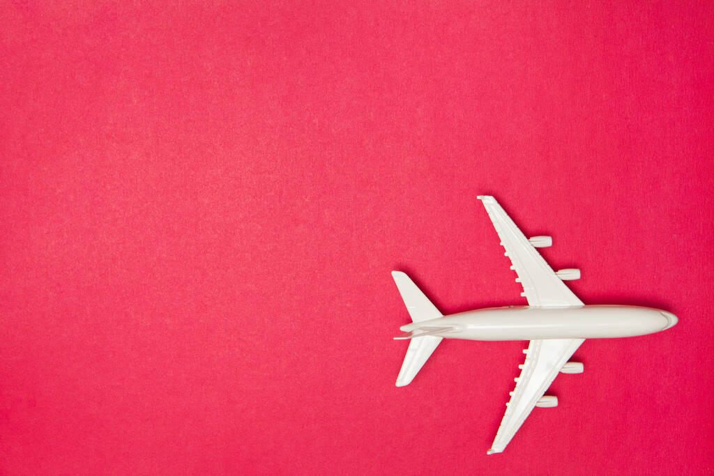 Modèle d'avion. Avion blanc sur fond rose. Voyage concept de vacances. Fond estival. Pose plate, vue du dessus, espace de copie. - Photo, image