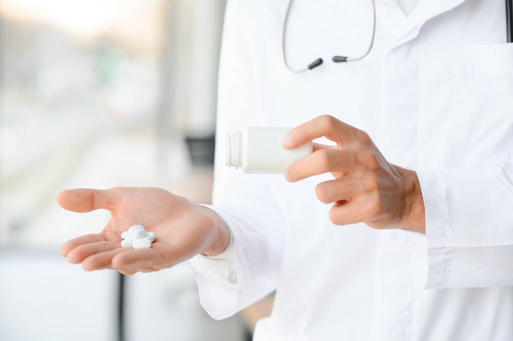 La mano del doctor ofrece pastillas. Concepto sanitario - Foto, imagen