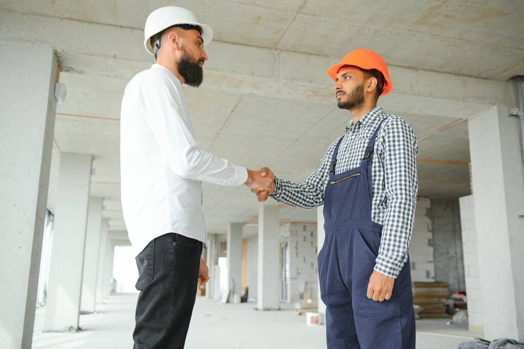Trabajadores felices en el sitio de construcción, joven gerente de ingeniería civil y arquitectos. Ingenieros indios y árabes - Foto, imagen