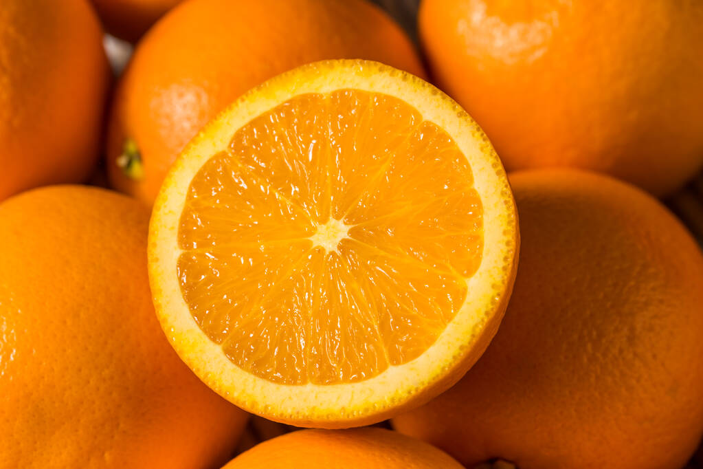 Orgaaninen raaka joukko appelsiineja valmis syömään - Valokuva, kuva