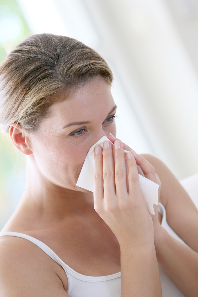 Mujer con alergia que sopla la nariz
 - Foto, Imagen