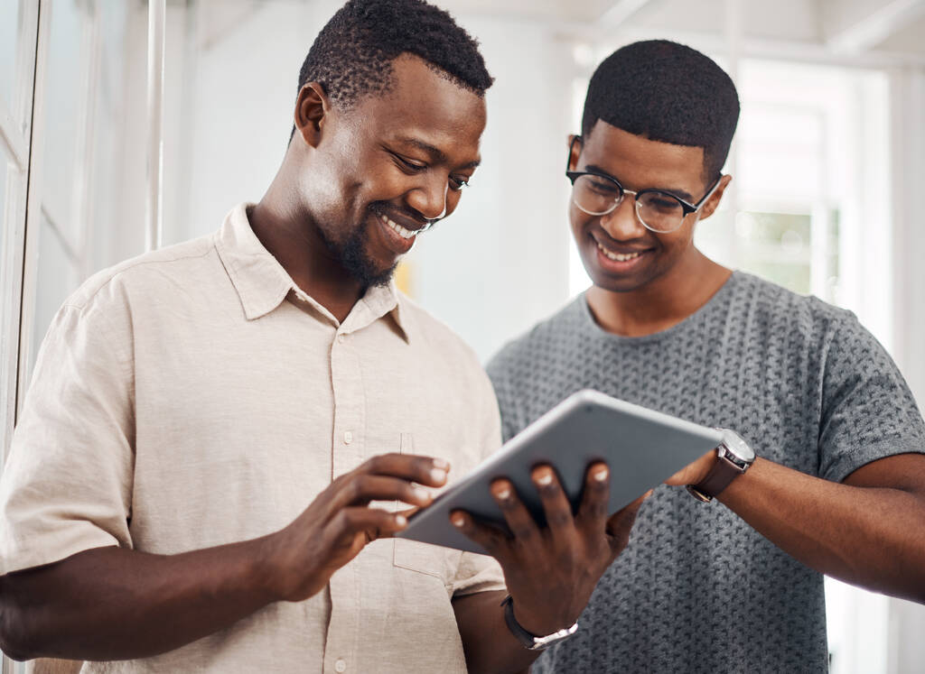 La tecnologia accelera il loro percorso verso il successo. due uomini d'affari che lavorano insieme su un tablet digitale in un ufficio - Foto, immagini