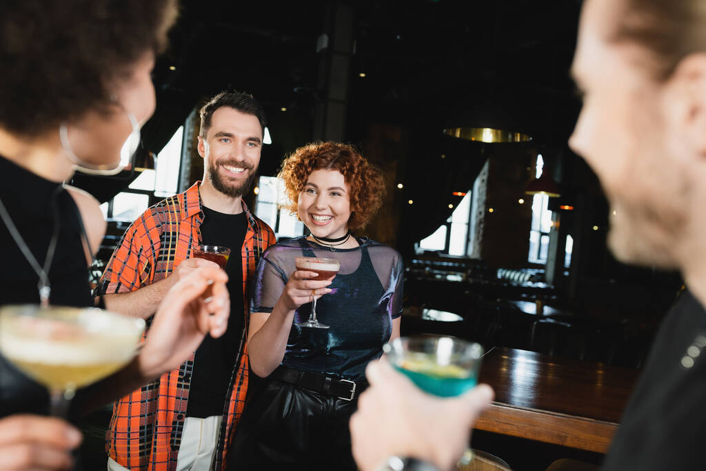 Veselí lidé s koktejly setkání rozmazané mezirasové přátele v baru  - Fotografie, Obrázek
