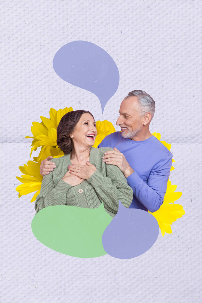 垂直コラージュ写真の二つの正の高齢者のパートナー抱きしめ話す対話バブル黄色のデイジーの花が描かれた背景に隔離. - 写真・画像
