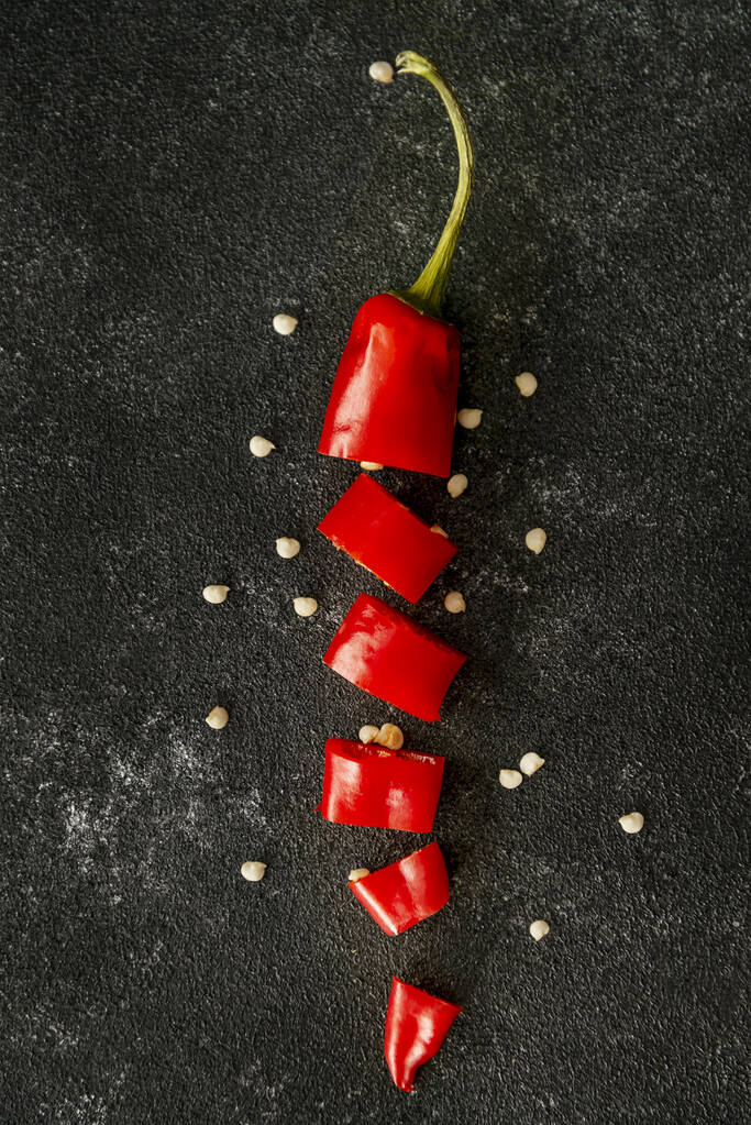 punainen chili paperi musta betoni pöytä tumma tunnelma ruoka käsite   - Valokuva, kuva