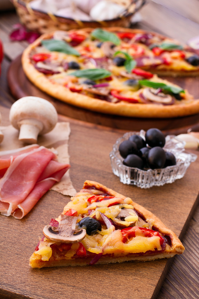 pizza z owocami morza na drewnianym stole - Zdjęcie, obraz