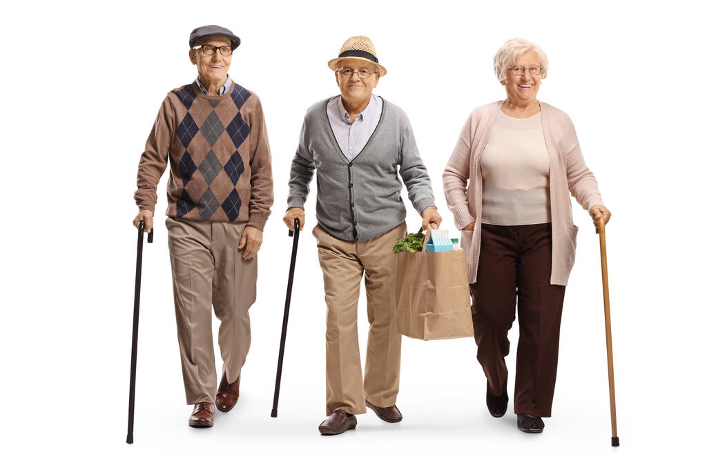 Пожилые люди ходят и несут пакеты с продуктами изолированы на белом фоне - Фото, изображение