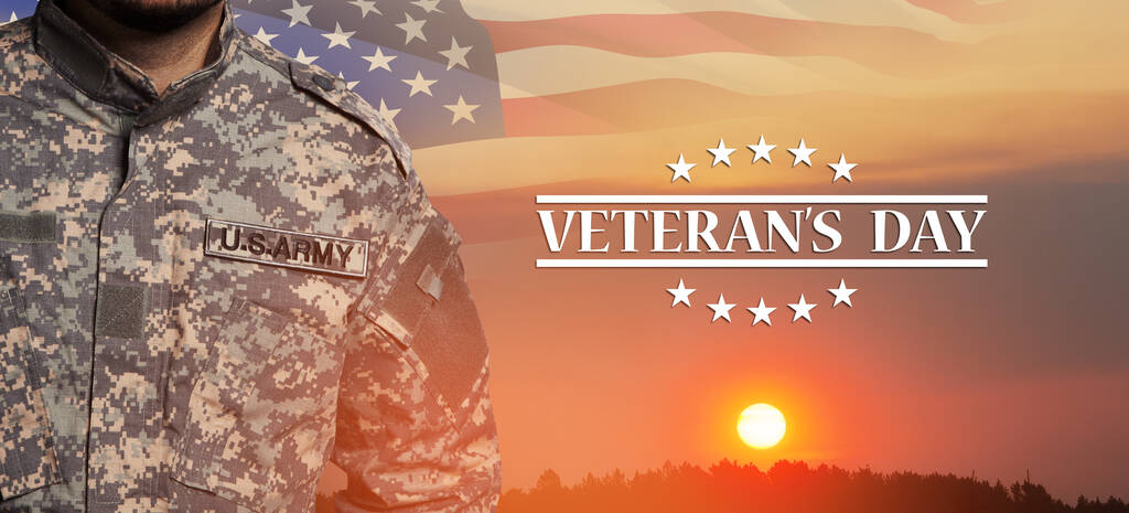 Amerikai katona egyenruhában naplemente égbolt háttér amerikai zászló és szöveg. Emléknap vagy veteránok napja koncepció. - Fotó, kép