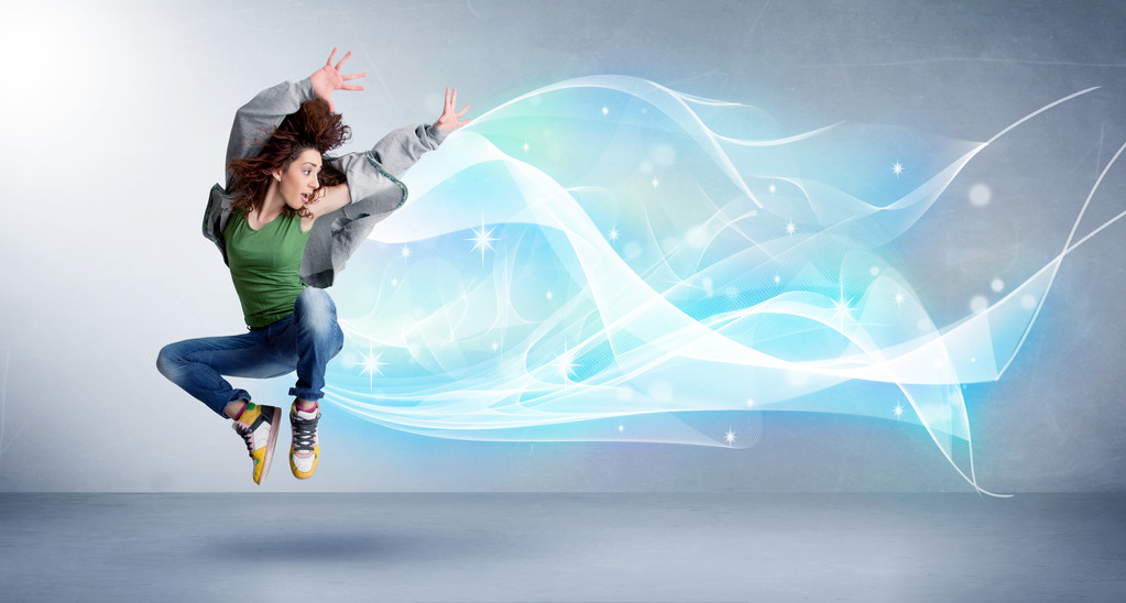 słodkie nastolatek skoków z abstrakcyjny niebieski szalik wokół jej - Zdjęcie, obraz