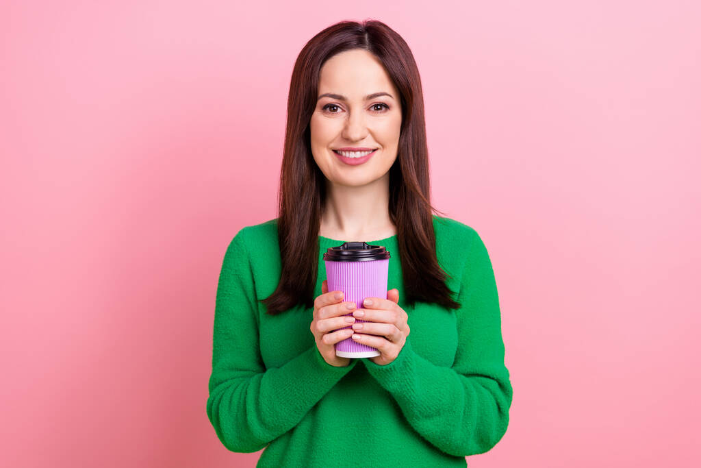 Foto de senhora doce adorável vestido pulôver verde desfrutando de café saboroso isolado cor de fundo rosa. - Foto, Imagem