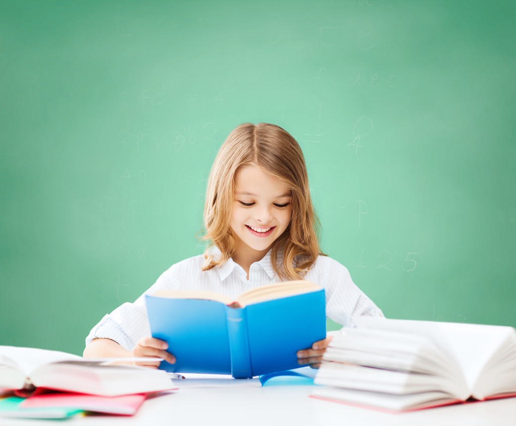 幸せな学生少女は、学校で本を読んで - 写真・画像