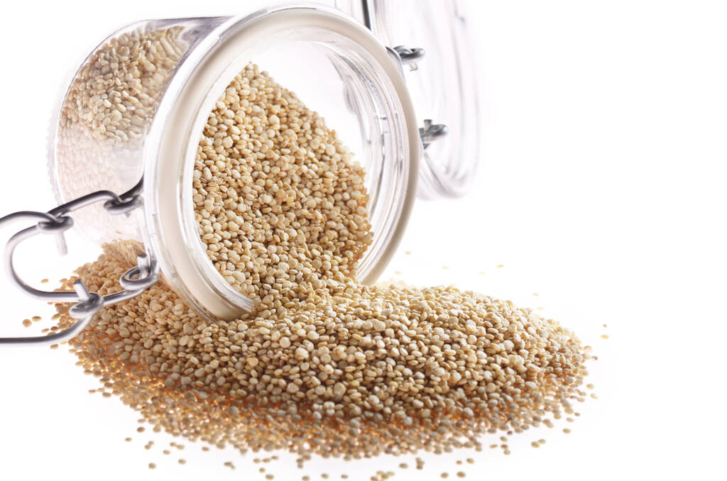 Sementes de quinoa sem glúten de superalimento orgânico cru em frasco de vidro hermético closeup no fundo branco
 - Foto, Imagem