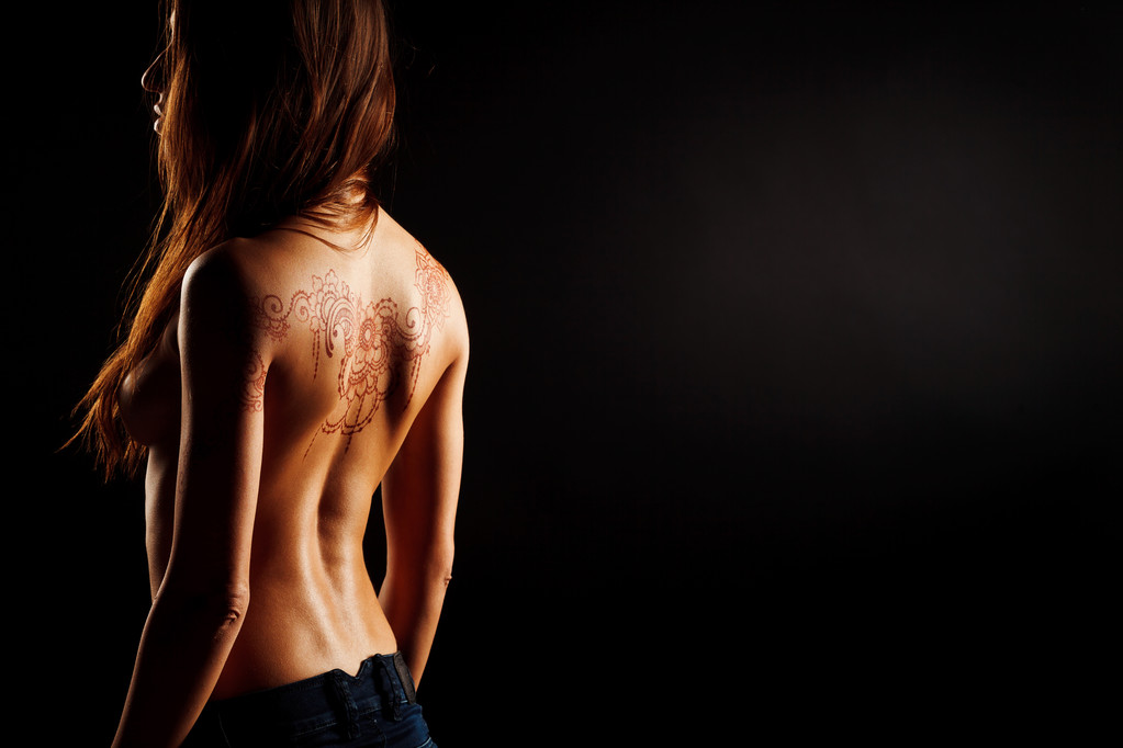 naakte achterkant van jong meisje met henna tatoeage mehendi - Foto, afbeelding