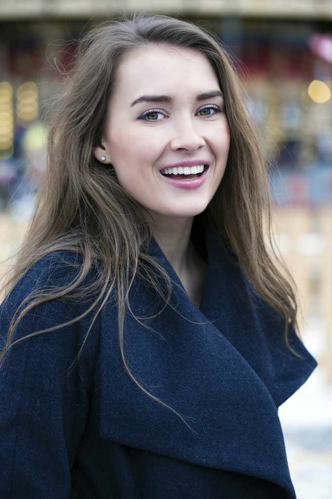 Jovem mulher bonita no elegante casaco de lã cinza escuro
 - Foto, Imagem