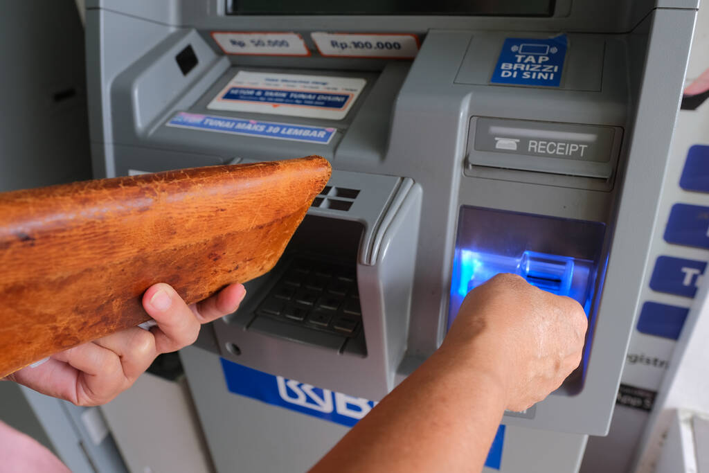 Deri cüzdan tutan eller, Yogyakarta 'daki ATM' den para çekme, 5 Şubat 2023 - Fotoğraf, Görsel