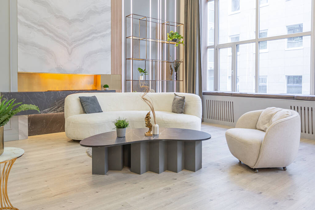stílusos luxus belső tér modern stúdió apartman zöld pasztell színek fa elemekkel. drága bútorok és dekorációk. hangulatos nappali kandalló mellett - Fotó, kép